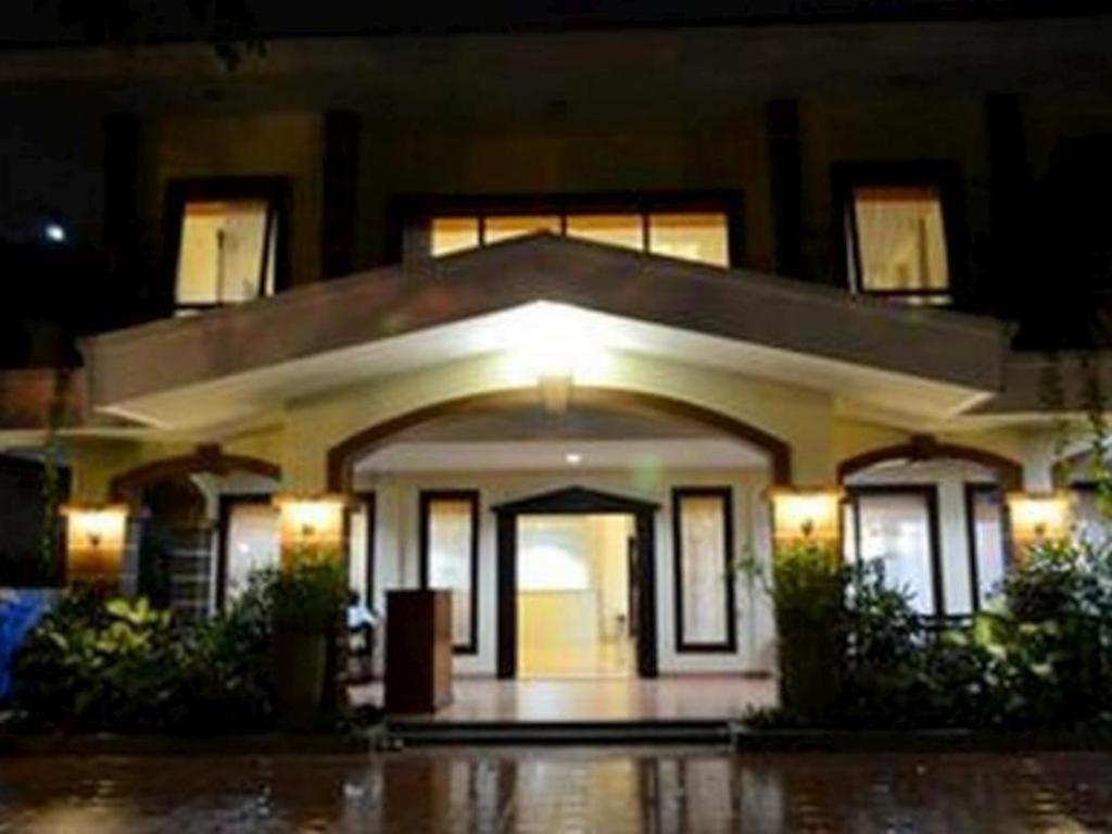 Grand Sumatera Hotel สุราบายา ภายนอก รูปภาพ