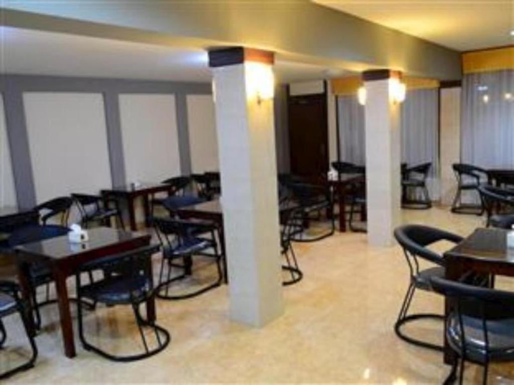 Grand Sumatera Hotel สุราบายา ภายนอก รูปภาพ