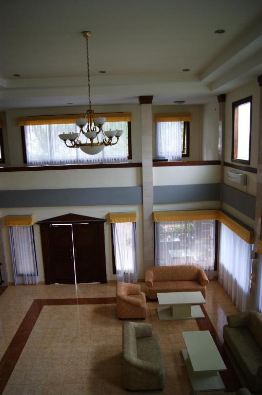 Grand Sumatera Hotel สุราบายา ภายนอก รูปภาพ